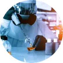 Científico con jeringuilla